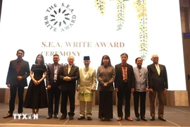 L'écrivain Nguyen Binh Phuong (troisième à droite) et d'autres auteurs ont reçu les Prix des écrivains d'Asie du Sud-Est. Photo : VNA