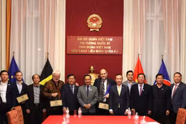 Photo de famille entre la délégation de Long An et l’Alliance Belgique-Vietnam. Photo : VNA
