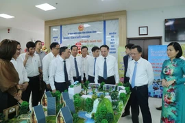 Des dirigeants de Quang Ninh visitent le modèle d'entreprise innovante. Photo : daidoanket.vn