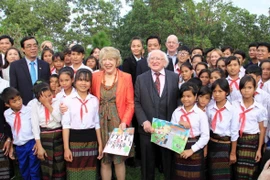 Le président d'Irlande Michael Daniel Higgins et son épouse et les étudiants du Children's First Village dans le cadre du projet « Restaurer l'environnement et surmonter les conséquences de la guerre » - RENEW, en 2016 à Quang Tri. Photo: VNA