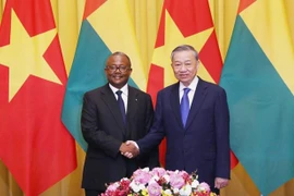 Le secrétaire général et président To Lam (droite) s'entretient avec le président bissau-guinéen, Umaro Sissoco Embaló, en visite au Vietnam. Photo : VNA