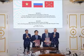 La cérémonie de signature d'un accord de de coopération commerciale, économique, scientifique et technique, sociale et humaniste entre Dien Bien et Saint-Pétersbourg. Photo : VNA