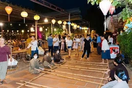 Des visiteurs explorent l'espace du "marché rural" et expérimentent des jeux folkloriques traditionnels dans le cadre du spectacle "L'essence du Nord". Photo : page de fans du spectacle