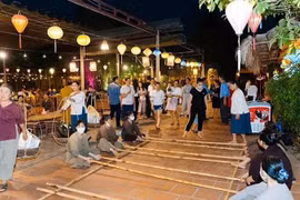 Des visiteurs explorent l'espace du "marché rural" et expérimentent des jeux folkloriques traditionnels dans le cadre du spectacle "L'essence du Nord". Photo : page de fans du spectacle