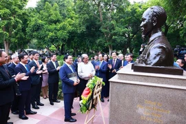 Le Premier ministre Pham Minh Chinh et sa suite sont allés le 31 juillet offrir des fleurs en commémoration au Président Hô Chi Minh devant sa statue au parc du G20 à New Delhi. Photo : VNA