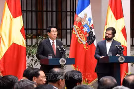 Le président Luong Cuong et son homologue chilien Gabriel Boric rencontrent la presse. Photo : VNA