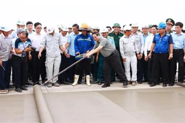 Le Premier ministre Pham Minh Chinh sur le chantier du projet de l'aéroport international de Long Thanh. Photo : VNA