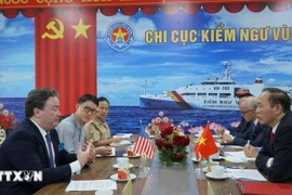 L’ambassadeur des États-Unis au Vietnam, Marc E. Knapper (droite) et le vice-ministre de l’Agriculture et du Développement rural, Phung Duc Tien. Photo : VNA