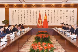 La séance de travail entre Phan Dinh Trac et le dirigeant chinois Li Xi. Photo : VNA