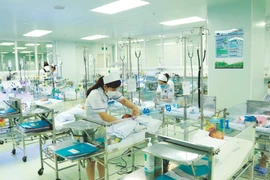 Selon les données en 2023 de l’Office général des statistiques, chaque femme vietnamienne en âge de procréer a 1,9 enfant en moyenne, le chiffre le plus bas jamais enregistré. Photo : VNA/CVN 