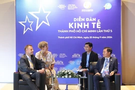 Bui Xuân Cuong, vice-président du Comité populaire de Hô Chi Minh-Ville, a reçu le 25 septembre Torsten Bonew, maire adjoint de Leipzig (Allemagne) en visite dans la ville. Photo : VNA