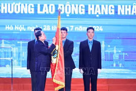 Le président de l'Assemblée nationale, Tran Thanh Man, a décerné l’Ordre du travail de première classe à la Confédération générale du travail du Vietnam. Photo : VNA