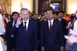 Le secrétaire général du Parti communiste du Vietnam et président To Lam à la rencontre intime avec des représentants d'amitié populaire et des jeunes cubains. Photo : VNA