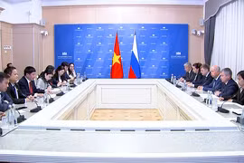 Le secrétaire général et président du Bureau de l'Assemblée nationale du Vietnam Bui Van Cuong a travaillé avec le chef du Bureau de la Douma d'État de l’Assemblée fédérale de Russie, Diveikin. Photo : daibieunhandan.vn