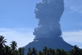 Le volcan Ibu entre en éruption. Photo : mekongasean.vn/AFP