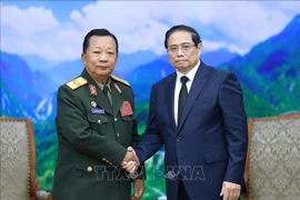 Le Premier ministre Pham Minh Chinh (droite) a reçu le 25 juillet à Hanoï le général Chansamone Chanyalath, vice-Premier ministre et ministre de la Défense du Laos, venu rendre hommage au secrétaire général Vietnam Nguyen Phu Trong. Photo : VNA