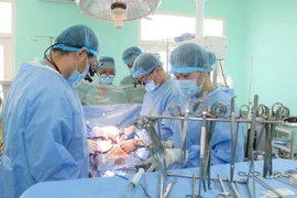 La mise en œuvre d'une greffe d'organe « trans-vietnamienne » provenant d'un donneur en état de mort cérébrale à l'Hôpital vietnamien-suédois d'Uong Bi, Quang Ninh. Photo : VNA