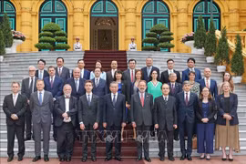 Le président To Lam et des ambassadeurs et chargés d'affaires européens. Photo : VNA