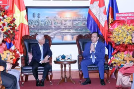Vo Van Hoan (gauche), vice-président du Comité populaire de Ho Chi Minh-Ville félicite Chan Sorykan, consulat général du Cambodge à Ho Chi Minh-Ville à l'occasion du 71e anniversaire de la Fête nationale du Cambodge. Photo: VNA