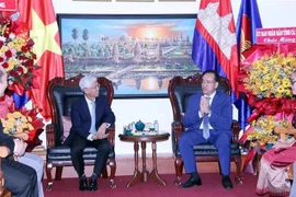 Vo Van Hoan (gauche), vice-président du Comité populaire de Ho Chi Minh-Ville félicite Chan Sorykan, consulat général du Cambodge à Ho Chi Minh-Ville à l'occasion du 71e anniversaire de la Fête nationale du Cambodge. Photo: VNA