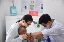 Un petit enfant s'est fait vacciner contre la rougeole au poste médical du quartier Phuoc Long A (ville de Thu Duc). Photo : VNA