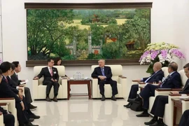 Le vice-Premier ministre permanent Nguyen Hoa Binh (droite) a reçu le PDG de la Banque industrielle de Corée (Industrial Bank of Korea-IBK), Kim Sung-tae. Photo : VNA