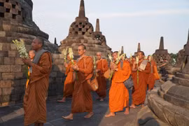 Un pèlerinage de moines et nonnes vers le temple de Borobudur en Indonésie. Photo : VNA