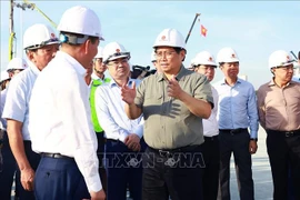 Le Premier ministre Pham Minh Chinh sur le chantier de Centre national des expositions. Photo : VNA