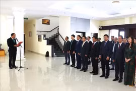 La cérémonie d'offrande d'encens pour commémorer le 134e anniversaire du Président Hô Chi Minh. Photo : VNA