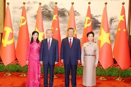 Le secrétaire général du Parti communiste chinois, président chinois Xi Jinping, son épouse et le secrétaire général du Parti communiste du Vietnam et président vietnamien To Lam (2 à gauche) et son épouse (août 2024). Photo : VNA