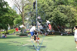 Des enfants dans le parc Cau Giay à Hanoï. Photo d'illustration : hanoimoi.vn