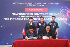 Le PDG de Viettel High Tech, Nguyen Vu Ha (gauche) et le PDG de ContactPoint, Inc., Cesar J. Manuel Jr. ont signé un contrat pour fournir un système de simulation d'entraînement au tir à la partie philippine. Photo : VNA