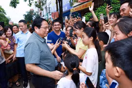 Le Premier ministre Pham Minh Chinh rencontre des gens de la zone de logements sociaux de Thong Nhat. Photo : VNA