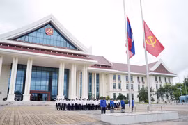 Le drapeau mis en berne au Laos. Photo : VNA