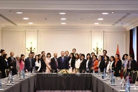 Le secrétaire général et président To Lam a rencontré des experts et intellectuels vietnamiens d'outre-mer exemplaires provenant de pays de la communauté francophone, Photo : VNA