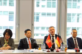 Le vice-Premier ministre Ho Duc Phoc (2 à gauche) et le PDG de BVMW International, Andreas Jahn (2e à droite). Photo : VNA