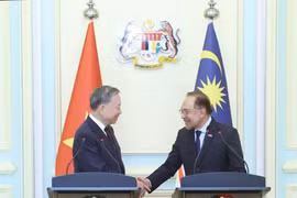 Le secrétaire général du Parti To Lam et le Premier ministre malaisien Dato' Seri Anwar Ibrahim lors du point de presse. Photo : VNA