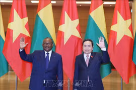 Le président de l'Assemblée nationale du Vietnam Tran Thanh Man (droite) rencontre le président de Guinée-Bissau, Umaro Sissoco Embaló. Photo : VNA
