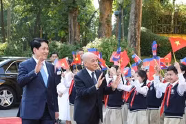 Cérémonie d'accueil officielle en l'honneur du roi du Cambodge. Photo : VNA