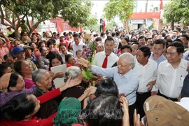 Le secrétaire général Nguyen Phu Trong avec des habitants du village de Thuong Dien, commune de Vinh Quang, district de Vinh Bao, lors de la Fête de grande union nationale de la ville de Hai Phong (15 novembre 2017). Photo : VNA