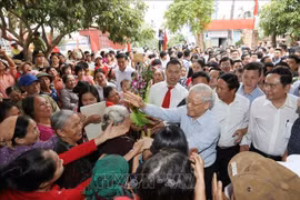 Le secrétaire général Nguyen Phu Trong avec des habitants du village de Thuong Dien, commune de Vinh Quang, district de Vinh Bao, lors de la Fête de grande union nationale de la ville de Hai Phong (15 novembre 2017). Photo : VNA