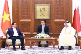 Le Premier ministe Pham Minh Chinh (gauche) rencontre le président du Conseil consultatif du Qatar. Photo : VNA