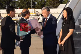 L'ambassadeur du Vietnam aux États-Unis, Nguyen Quoc Dung, et l'ambassadeur et chef de la Mission vietnamienne auprès de l'ONU, Dang Hoang Giang, ont accueilli le secrétaire général du Parti et président To Lam et son épouse à l'aéroport international J.F. Kennedy. Photo : VNA