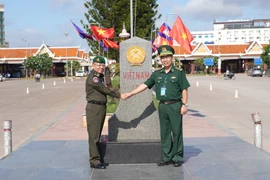 Échange entre des jeunes officiers de Tay Ninh (Vietnam) et du Cambodge