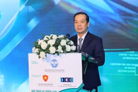 Le vice-ministre de l'Information et des Communications, Pham Duc Long au sommet. Photo : VNA