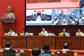 Le président de l’AN Tran Thanh Man rencontre des électeuses à Hau Giang. Photo: VNA