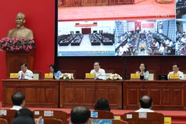 Le président de l’AN Tran Thanh Man rencontre des électeuses à Hau Giang. Photo: VNA