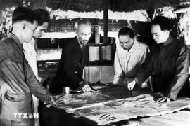 Le Commandement de campagne de Dien Bien Phu : Président Ho Chi Minh (centre), général, commandant en chef Vo Nguyen Giap (droite) et d'autres du commandement de campagne. Photo : archives de la VNA