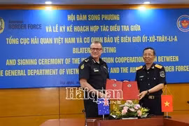 Le directeur général du Département général des douanes vietnamiennes, Nguyen Van Can (droite) et le commissaire de l’ABF, Michael Outram. Photo : baohaiquan
