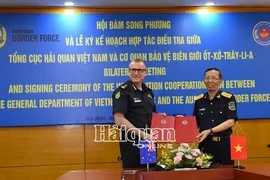 Le directeur général du Département général des douanes vietnamiennes, Nguyen Van Can (droite) et le commissaire de l’ABF, Michael Outram. Photo : baohaiquan